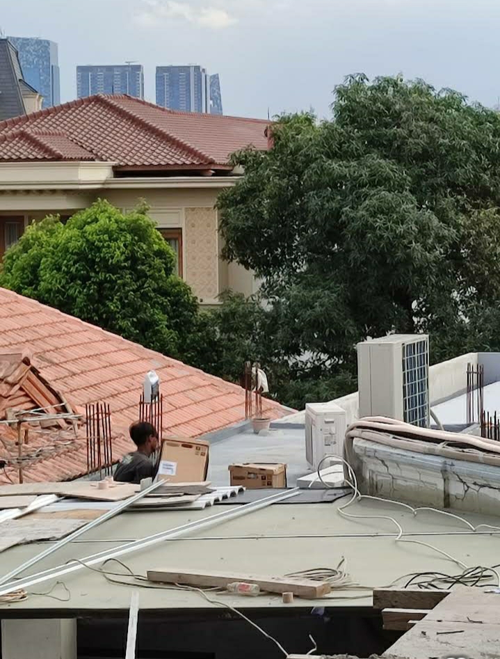Pemasangan outdoor AC oleh tim